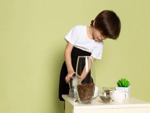 Fakta Anak Kecil Minum Kopi Hitam dan Minuman Berkafein Lain